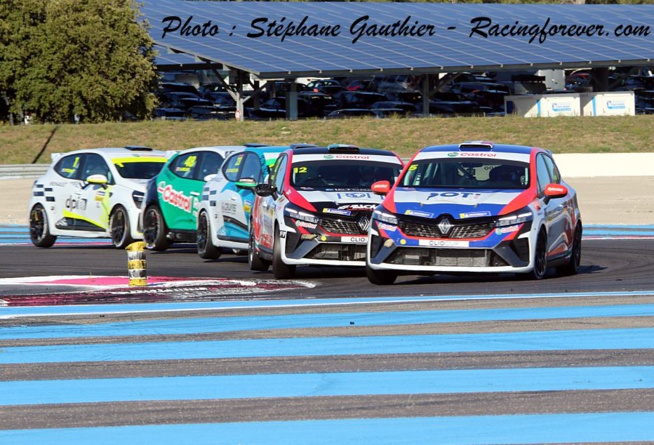 La victoire est disputée en Clio Cup Series