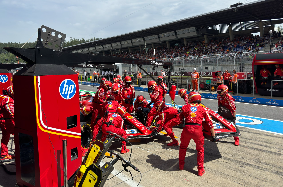 Leclerc aura passé beaucoup de temps au stand © Ferrari